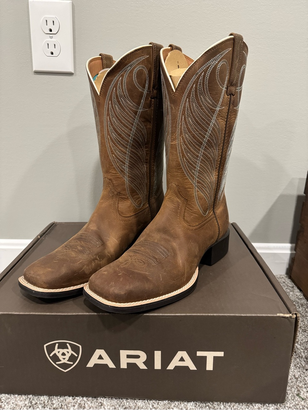Ariat Brown Leather Western Cowboy Boots with White Stitching - Picture 1 of 5